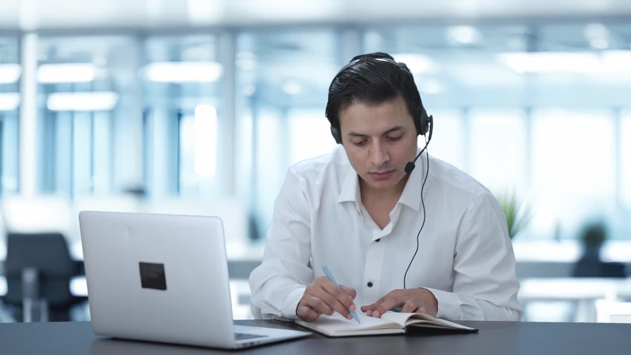Dipendente indiano di call center che spiega qualcosa a un cliente.