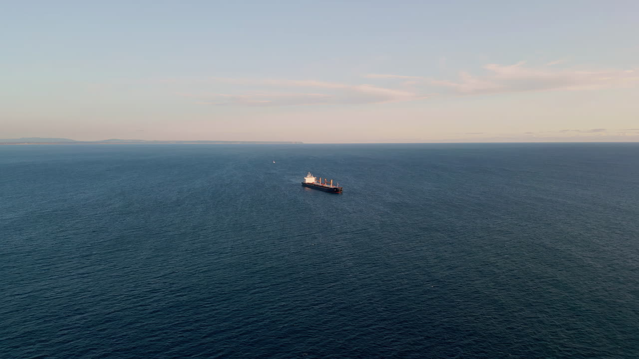 바다 표면에서 떠다니는 배지 운반기 드론 뷰. 바다에서 움직이는 컨테이너 커