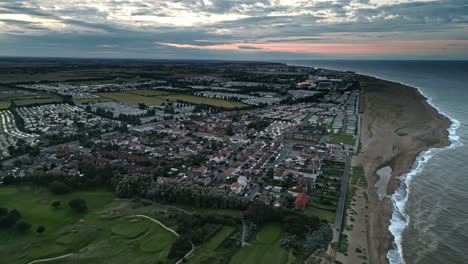 Erleben-Sie-Skegness-Im-Goldenen-Sonnenuntergang-Mithilfe-Von-Drohnenaufnahmen:-Ferienpark,-Meer,-Strand-Und-Wohnwagen-Schaffen-Eine-Malerische-Szene