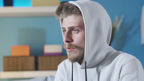 un joven deprimido con problemas, con problemas para pensar, estresado.