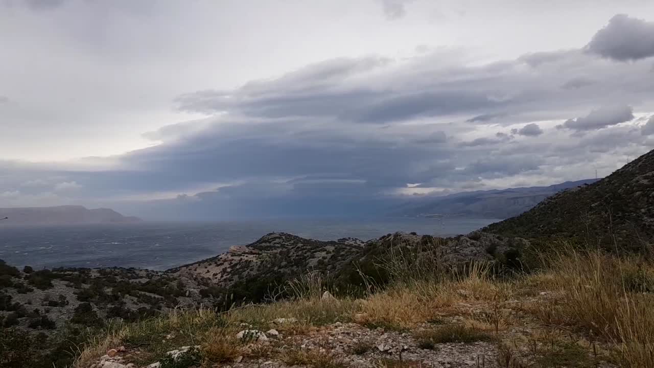 lapso de tiempo de movimiento de otoño del mar adriático en día nublado y ventoso