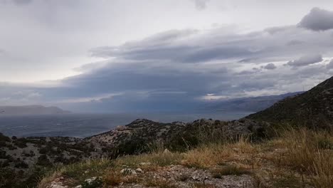 Lapso-De-Tiempo-De-Movimiento-De-Otoño-Del-Mar-Adriático-En-Día-Nublado-Y-Ventoso