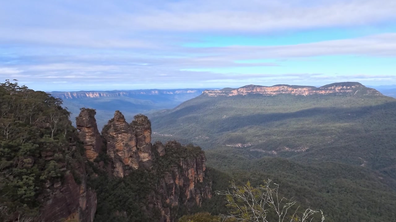 Tomada panorâmica de turistas em um mirante com vista para as Três Irmãs, Parque Nacional Blue Mountains