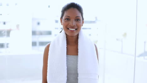 Hermosa-Mujer-Con-Toalla-Bebiendo-Agua-En-Su-Matraz