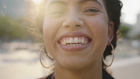 retrato en primer plano de una joven feliz estudiante pasante de negocios riendo alegremente a la cámara disfrutando de su estilo de vida