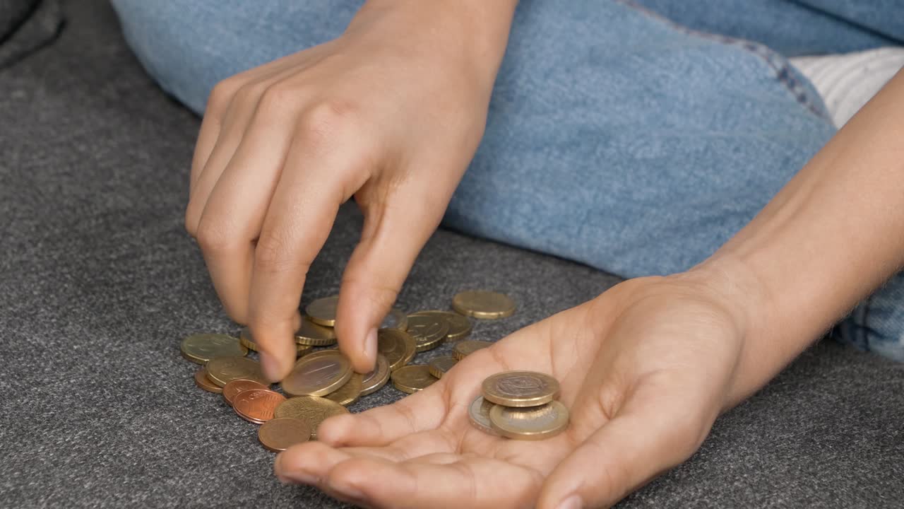 손의 손가락으로 유로 동전을 세는 소년. 돈을 저축하는 소년. 저축을 세는 아이, 주머니 돈