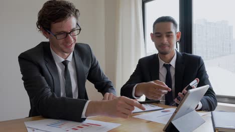 el consultor de negocios explica la información sobre acciones y la capacitación en negociación de acciones para los propietarios de negocios que utilizan el comercio de acciones o el crecimiento del negocio.