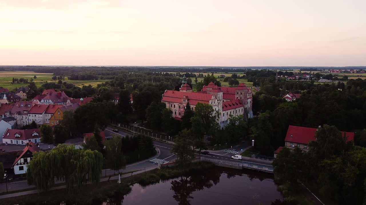 elevándose sobre la ciudad histórica con un majestuoso castillo y muchos edificios antiguos