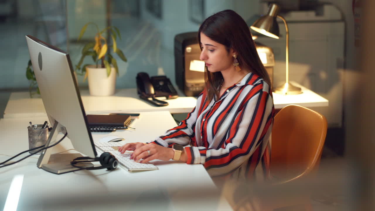 mujer trabajando hasta tarde en la noche en la oficina