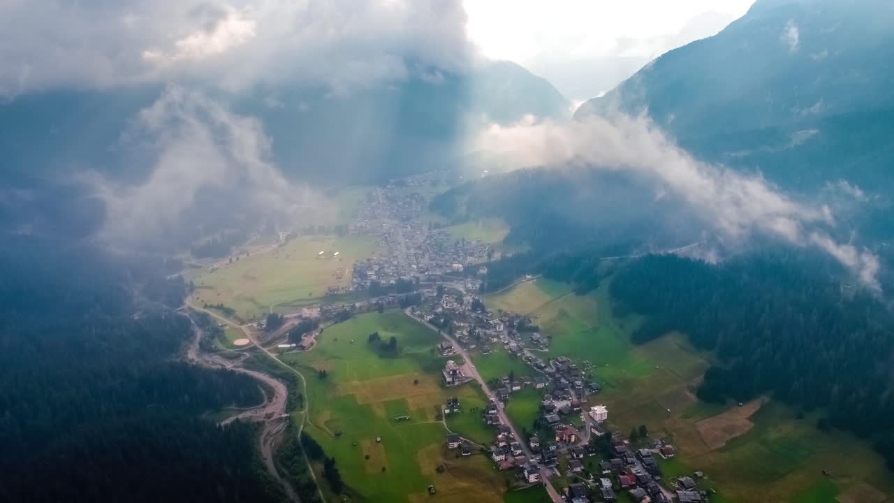 이탈리아 사파다 도로미티스 알프스의 북동쪽 구석. 공중 fpv 드론 비행.