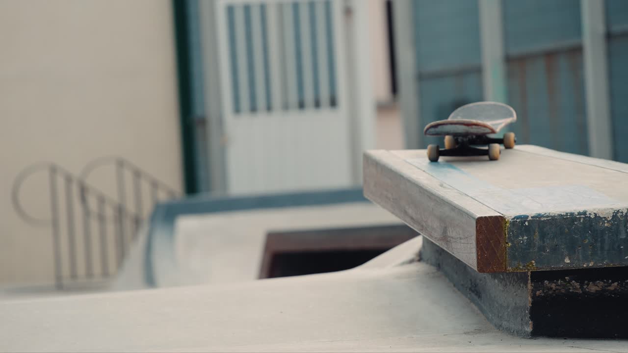 헐렁한 바지와 찢어진 신발이 있는 스케이트파크 펀박스에서 스케이트보드 노즈 그리드 베일