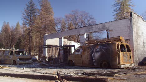 Establishing-shots-of-the-destruction-of-Paradise,-California-following-the-Camp-Fire-12