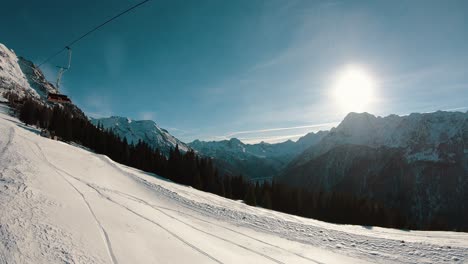 Alter-Sessellift-Mit-Sonnigem-Tal-Mit-See-Und-Bergen-Am-Horizont