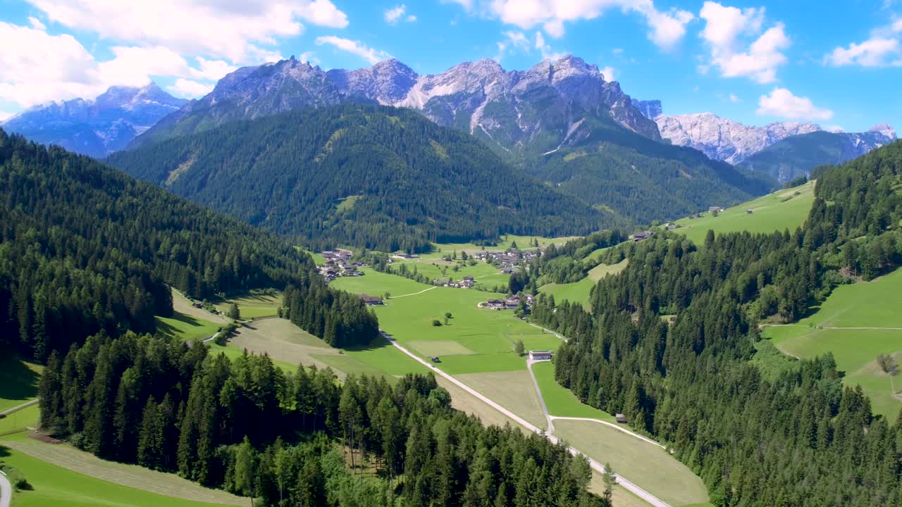 vista panorámica del hermoso paisaje de los alpes