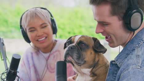 pareja con mascota bulldog francés grabación de podcast o transmisión en vivo en el estudio en casa