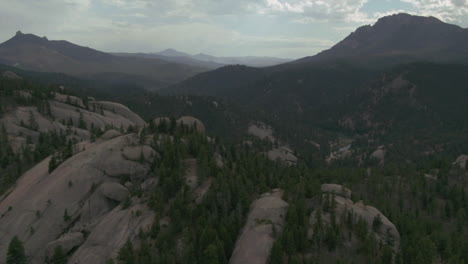 Sommerdecker-Colorado-River-Angeln-Und-Tubing-Bergwanderung-In-Der-Wildnis-Mit-Felsbrocken-Filmischer-Schwenk-Nach-Vorne-Bewölkter-Nachmittag