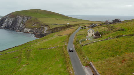 Vorwärtsverfolgung-Des-Fahrzeugs-Auf-Der-Straße-In-Der-Nähe-Der-Meeresküste.-Landwirtschaft-Und-Viehzucht-Auf-Dem-Land.-Wunderschöne-Naturkulisse.-Irland