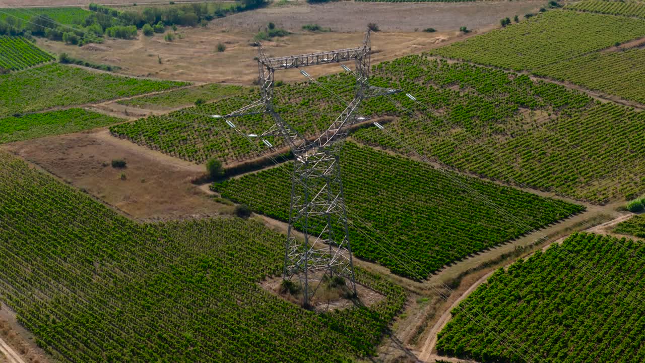 disparo de establecimiento lento de una columna de alto voltaje que atraviesa un viñedo