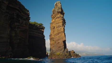 Toma-En-Cámara-Lenta-De-Hermosos-Acantilados-De-La-Costa-Tropical-Desde-El-Nivel-Del-Mar