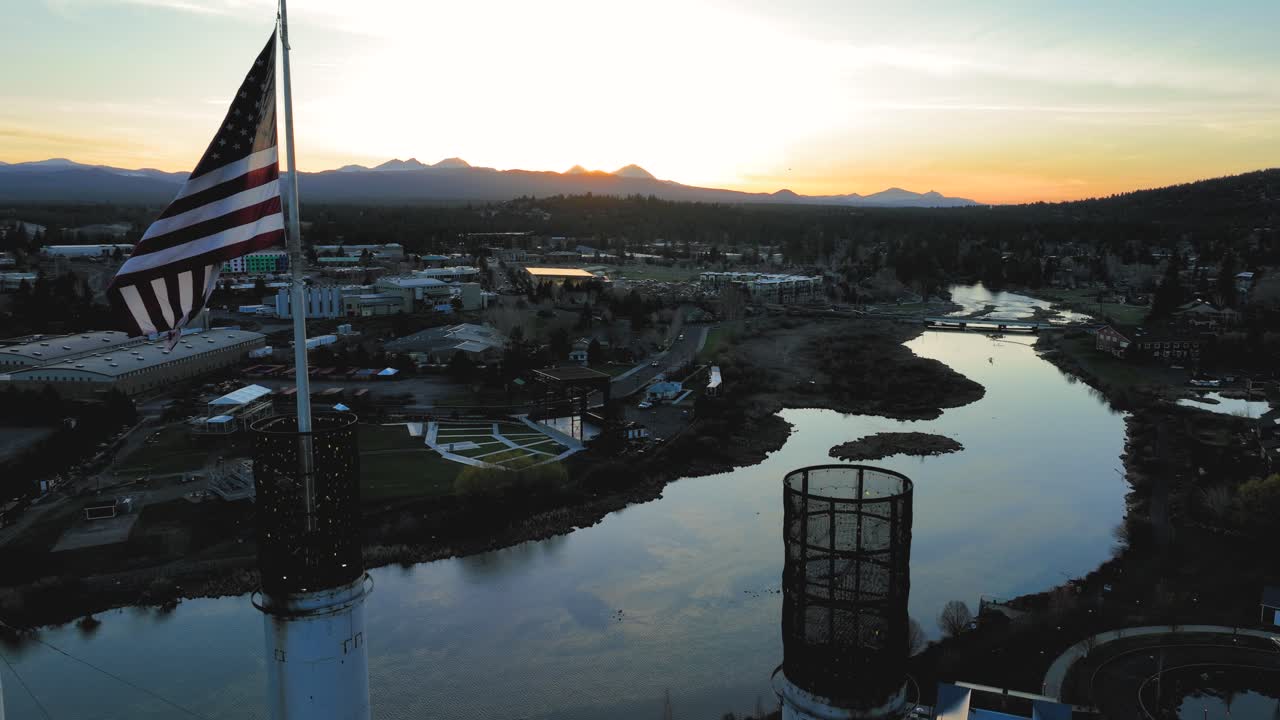 imagen de avión no tripulado de la bandera estadounidense ondeando sobre el distrito de old mill en bend, oregon