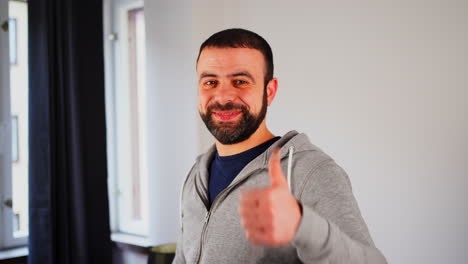 retrato feliz de un hombre de oriente medio con los pulgares hacia arriba gesto de la mano