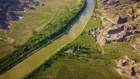 Atemberaubender-Fluss-In-Einer-Schlucht-Aus-Wäldern-Und-Sanddünen