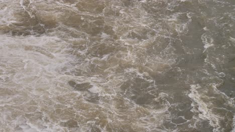 Toma-Manual-Del-Agua-De-La-Represa-Hinze-Fluye-Bajo-Fuertes-Lluvias-Durante-La-Niña,-Interior-De-La-Costa-Dorada,-Queensland,-Australia