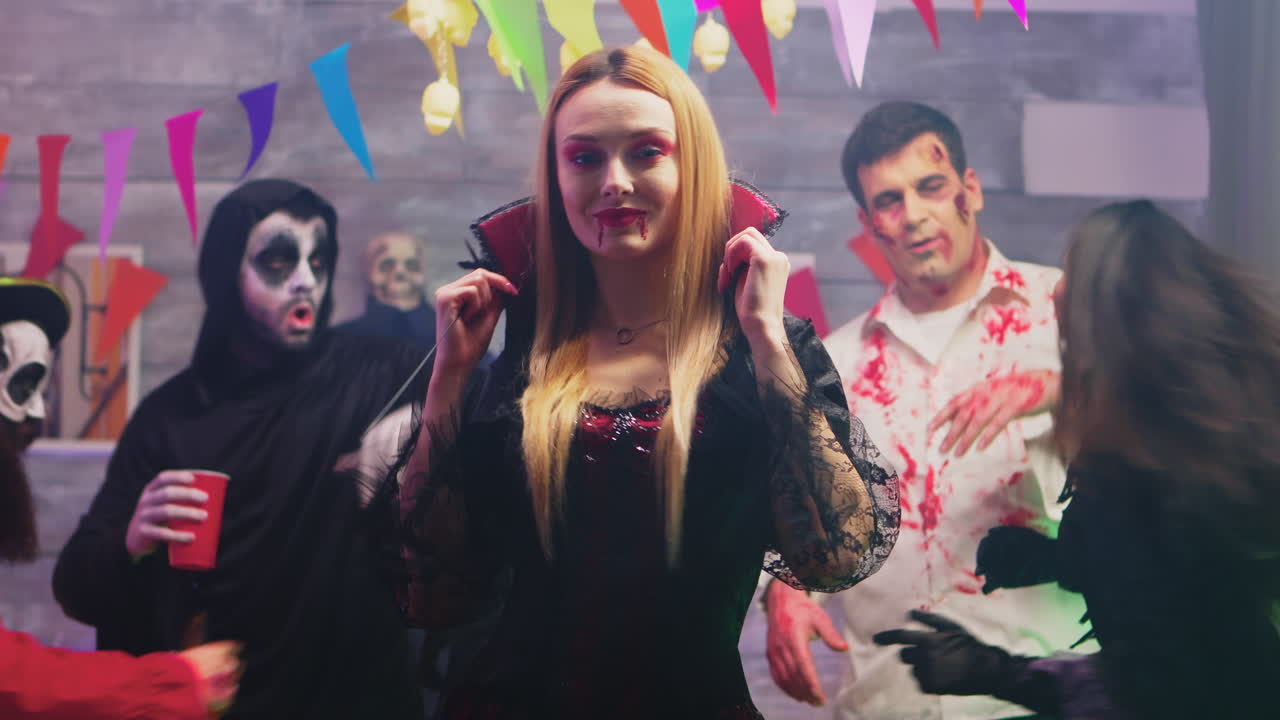 섹시한 마녀처럼 옷을 입은 매력적인 금발 여자