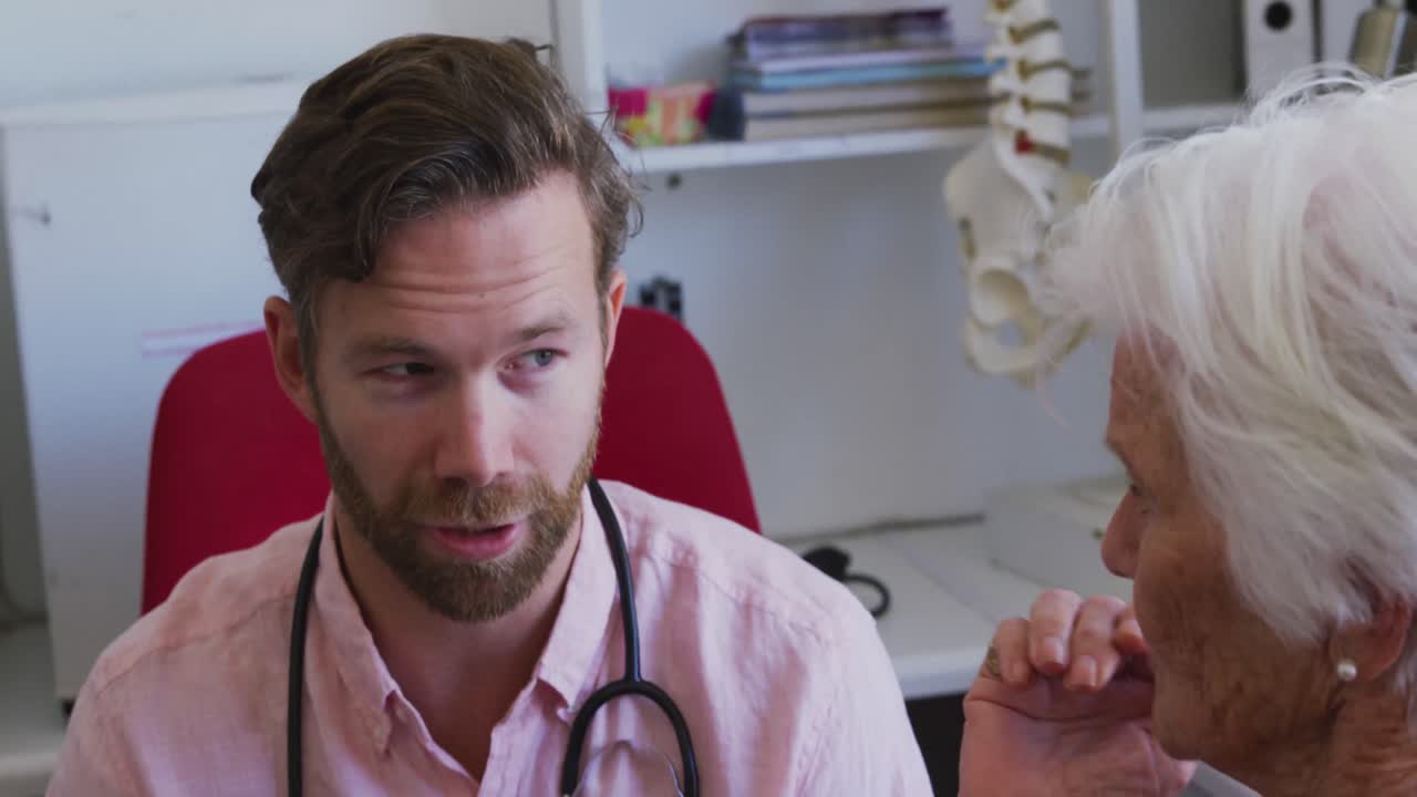 врач осматривает пожилую женщину в доме престарелых