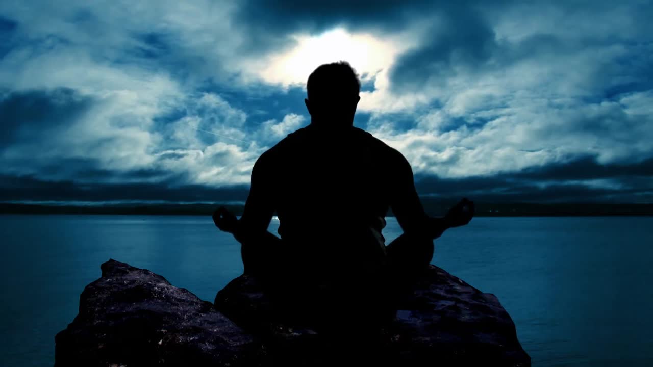 hombre meditando al atardecer