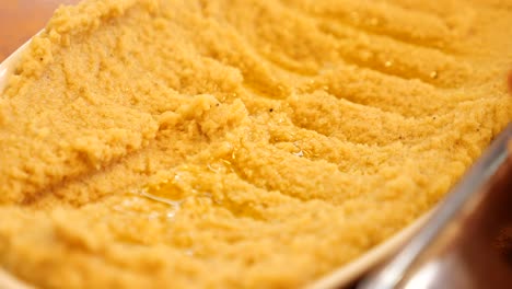 el hummus es un plato de hummus.