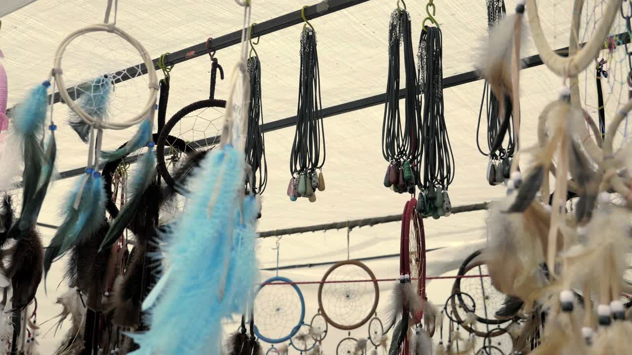 los cazadores de sueños salpicados balanceándose en el viento