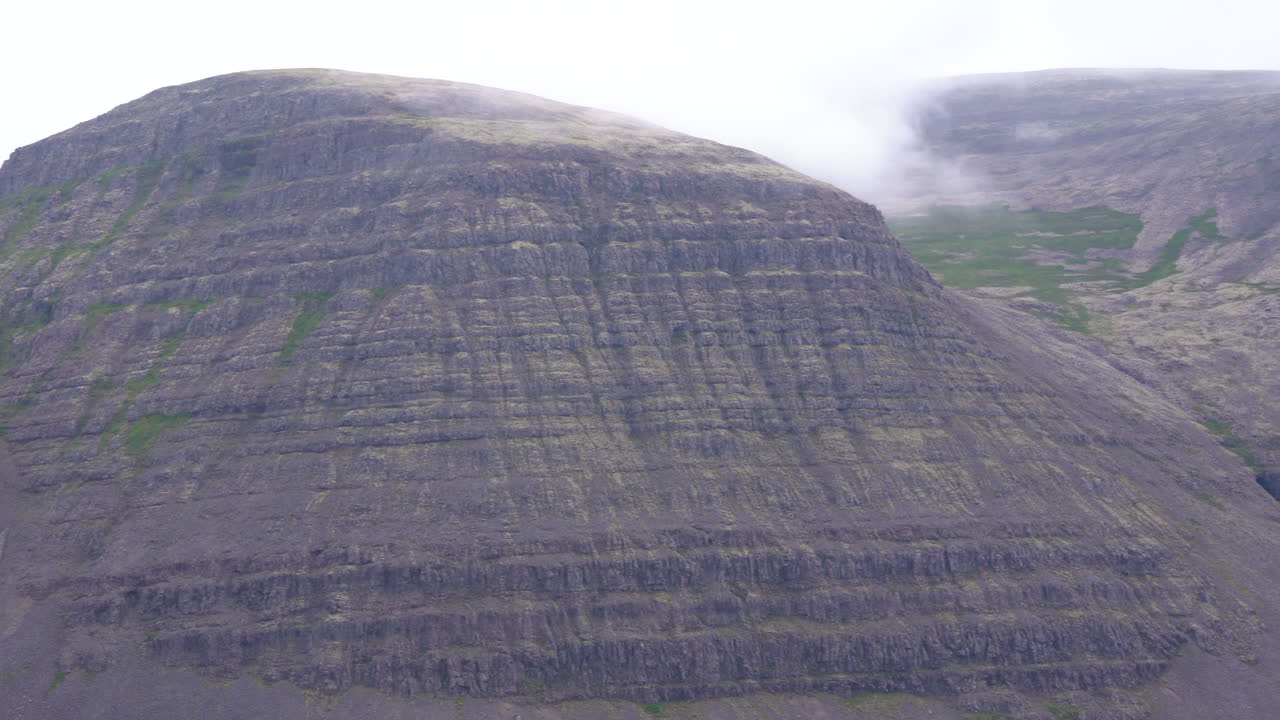 majestuosa cordillera en los fiordos del oeste de islandia