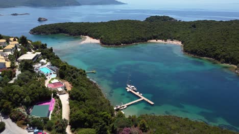 Vista-Panorámica-Aérea-Sobre-El-Pueblo-De-Sivota,-Playas-Y-Aguas-Turquesas,-Grecia