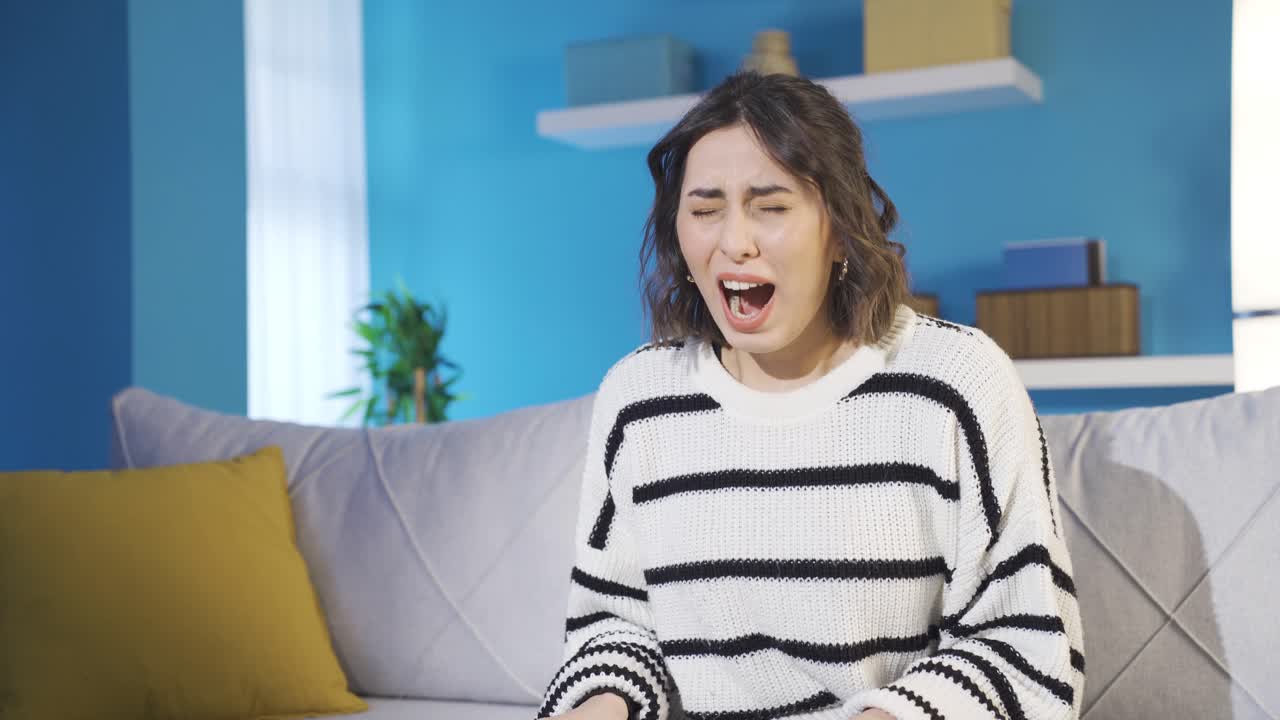 우울한 여자가 소리친다.