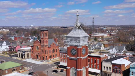 Antenne-Eines-Baumes,-Der-Aus-Der-Spitze-Eines-County-Courthouse-In-Greensburg-Indiana-Wächst-1