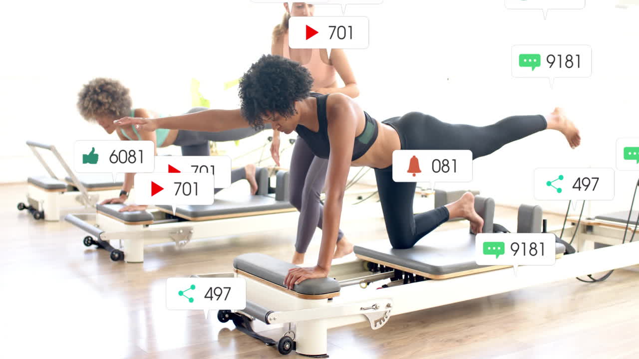 리포머 필라테스 기계에서 운동하는 여성, 소셜 미디어 알림을 받는 여성