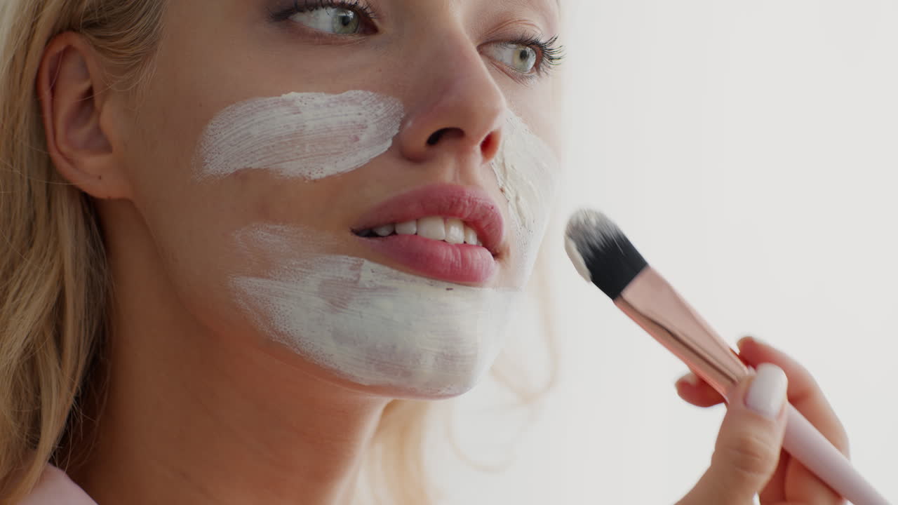 mujer aplicando una máscara facial