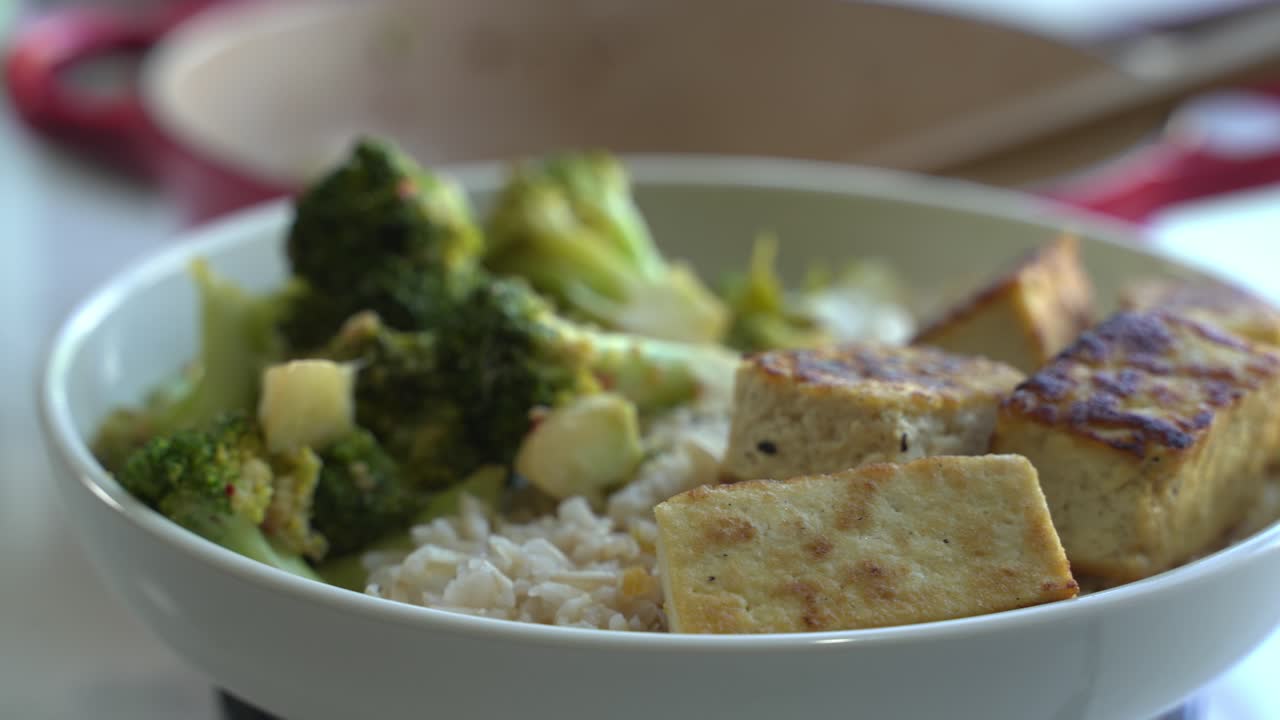 Ciotola salutare vegana con tofu, broccoli e riso.
