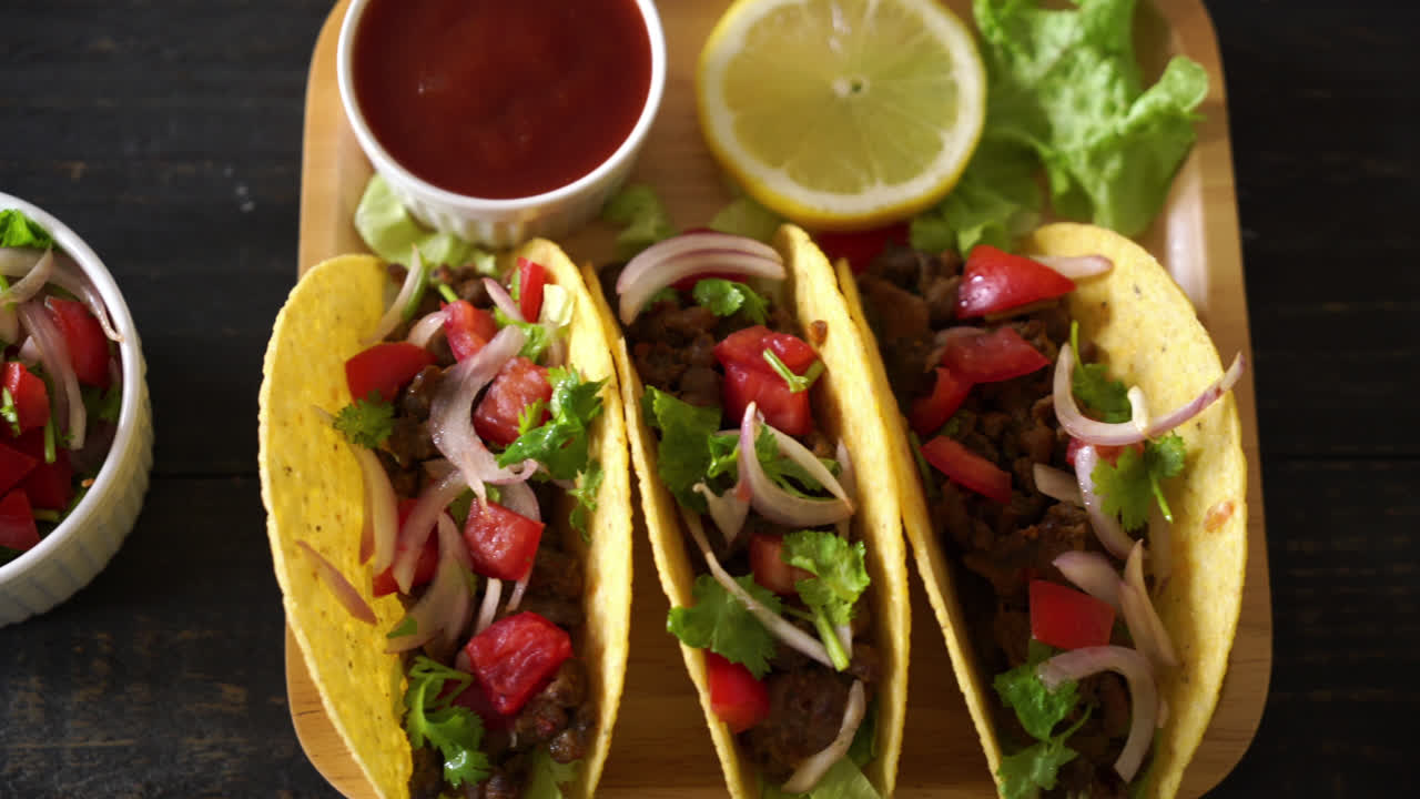 tacos con carne y verduras - estilo de comida mexicana