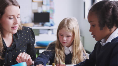 Lehrerin-Und-Kinder-Arbeiten-Mit-Bauklötzen-In-Einem-Grundschulklassenzimmer,-Kameraschwenk