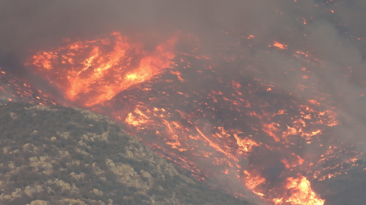 Vista aerea di foreste montane in fiamme con intense fiamme arancioni e smog a Hemet, California - 6 settembre 2022.
