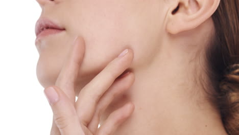 여자 의 초상화 는  ⁇ 색 배경 에 서서히 움직이는 아름다운 얼굴 을 만지고 있는 피부 관리 개념 이다