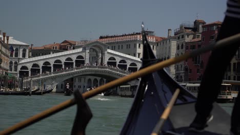 Man-rowing-boat-in-Venice-canal-on-a-sunny-day