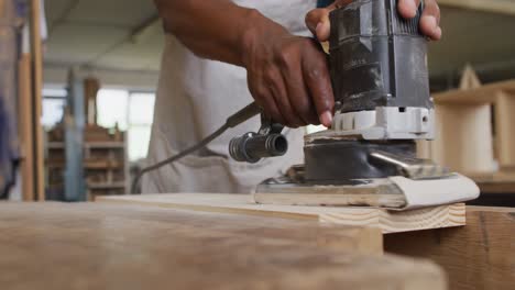 Sección-Media-De-Un-Carpintero-Afroamericano-Usando-Una-Amoladora-Eléctrica-Para-Moler-Tablones-De-Madera