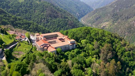 Retroceso-Aéreo-Revela-Monasterio-En-Las-Montañas-De-Ourense,-Galicia,-España