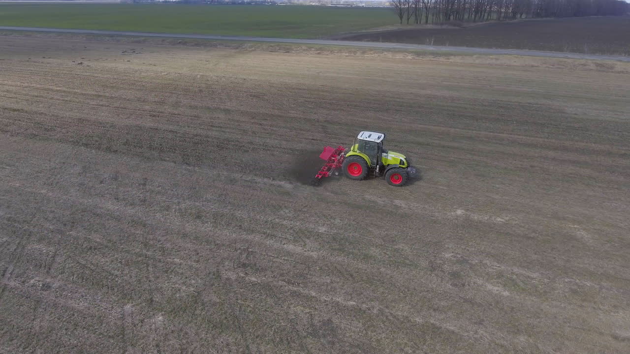 그림 같은 풍경 - 봄에 들판에 있는 트랙터가 땅을 경작한다 3