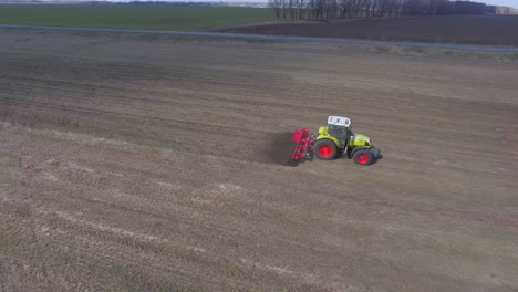 un paisaje pintoresco - un tractor en el campo en primavera cultiva la tierra 3