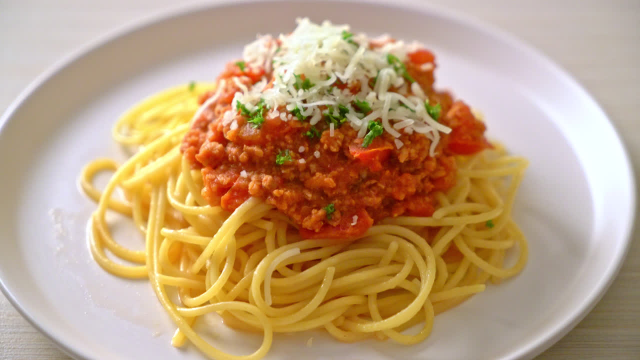 스파게티 볼로냐 돼지고기 또는 다진 돼지고기 토마토 소스를 곁들인 스파게티 - 이탈리아 음식 스타일