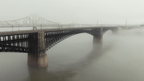 Unidades-De-Tráfico-A-Través-Del-Puente-Sobre-El-Río-Mississippi-En-Una-Densa-Niebla